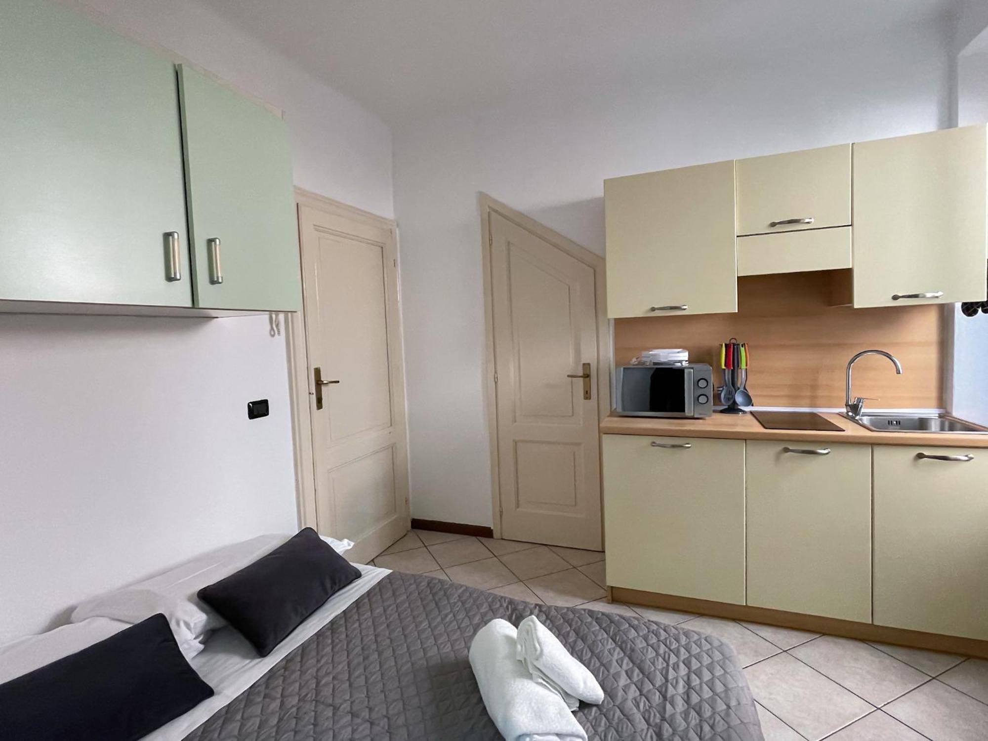 Roncati 7 Center Town Studio Apartments Беладжо Екстериор снимка