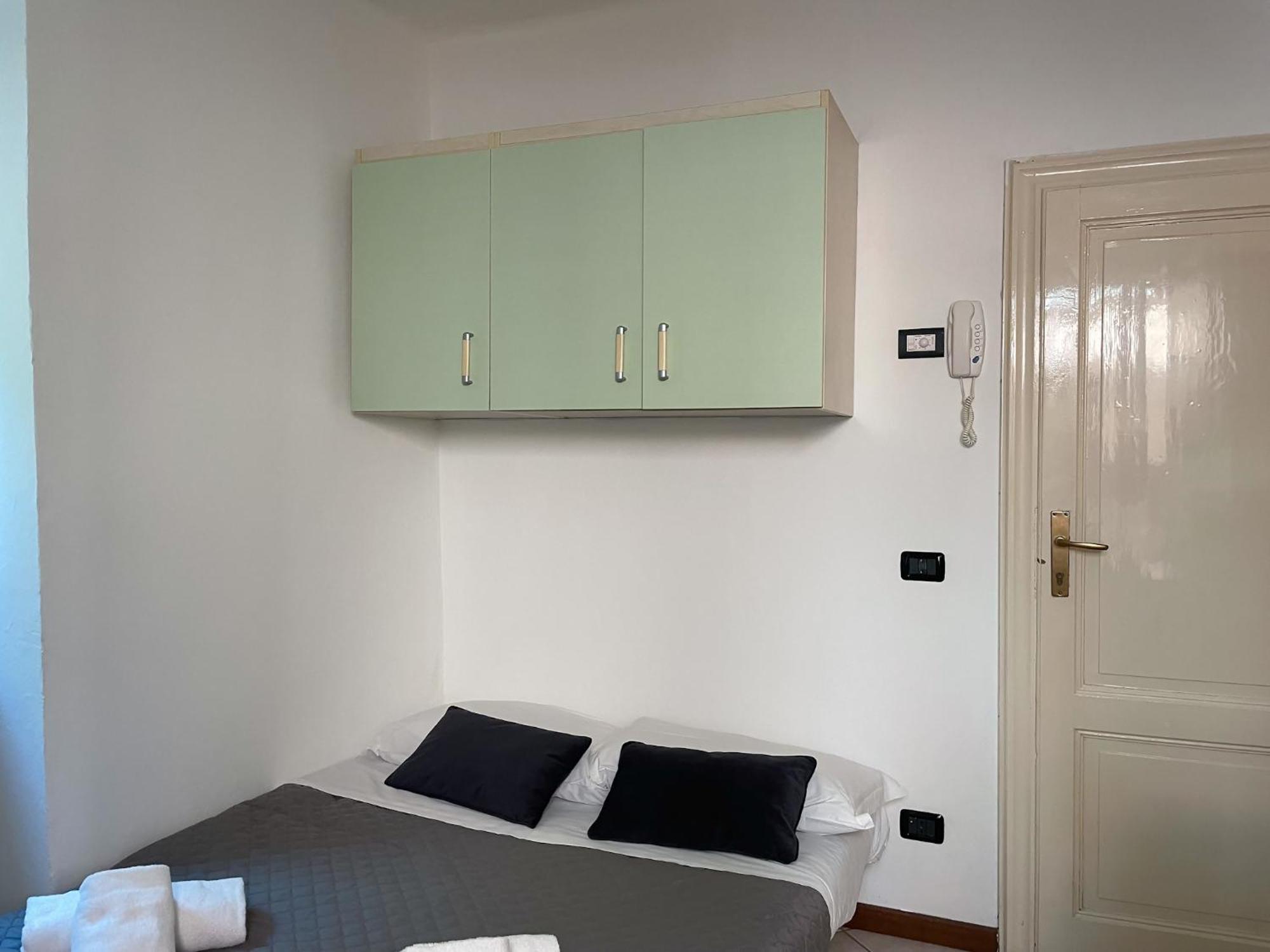 Roncati 7 Center Town Studio Apartments Беладжо Екстериор снимка