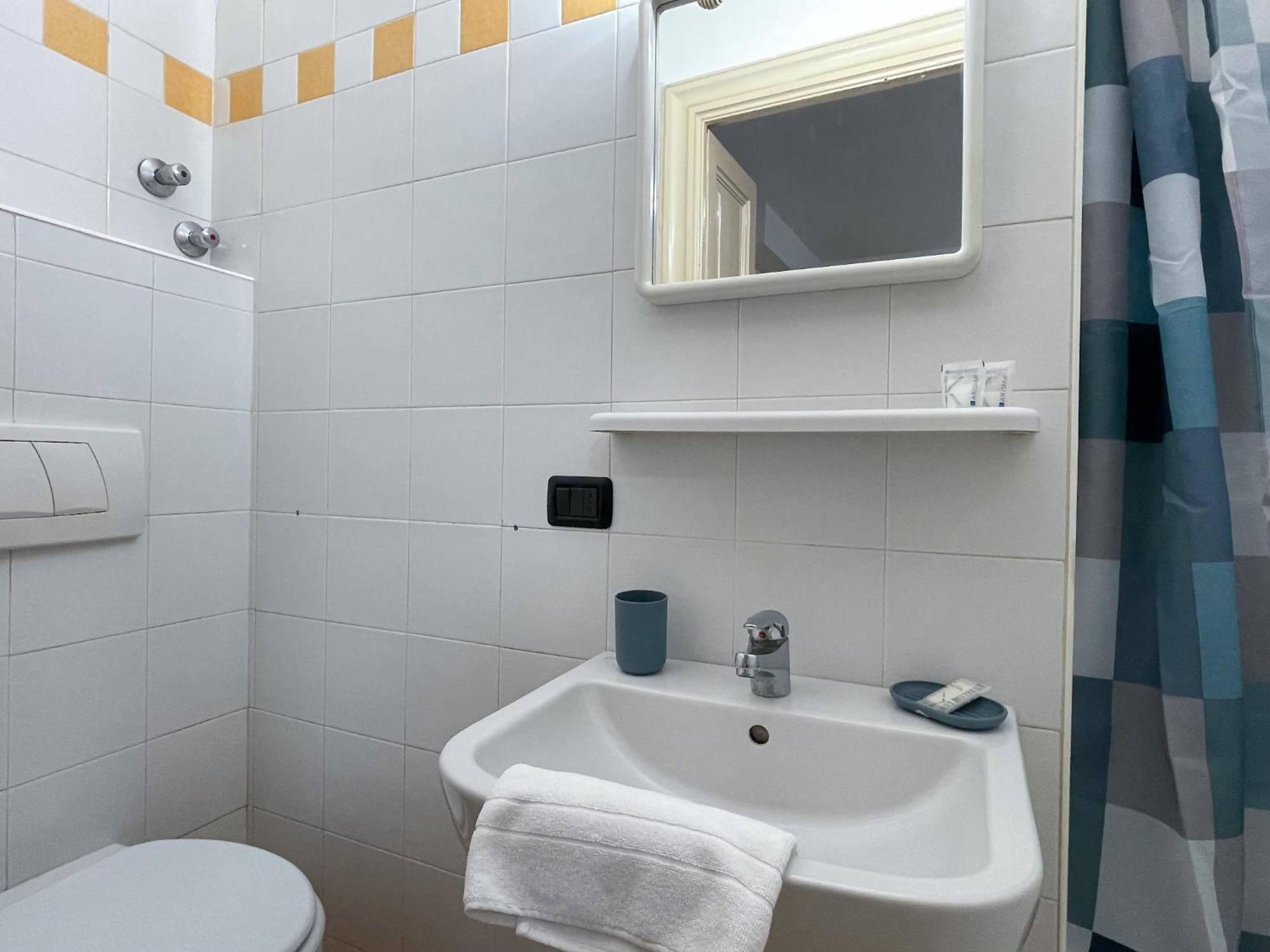 Roncati 7 Center Town Studio Apartments Беладжо Екстериор снимка