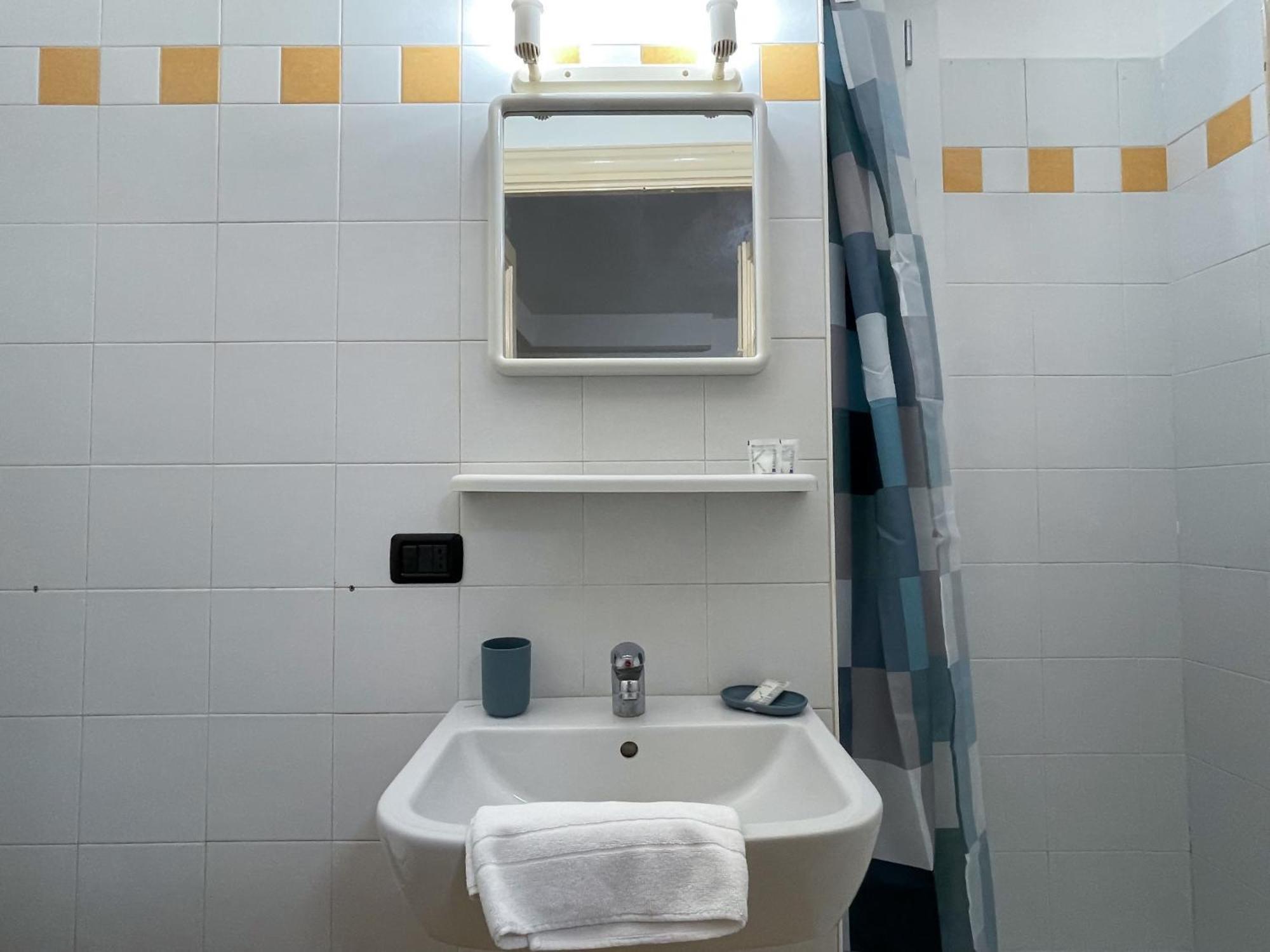 Roncati 7 Center Town Studio Apartments Беладжо Екстериор снимка