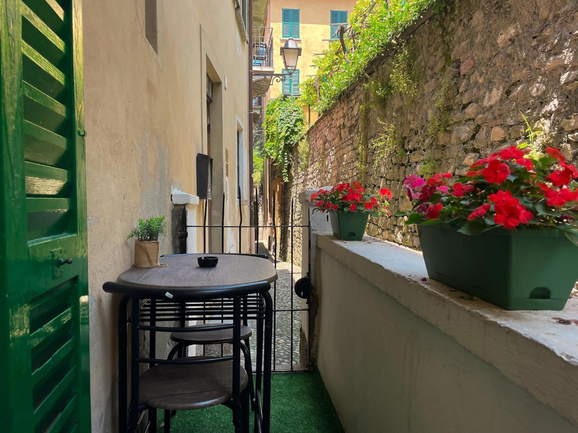 Roncati 7 Center Town Studio Apartments Беладжо Екстериор снимка