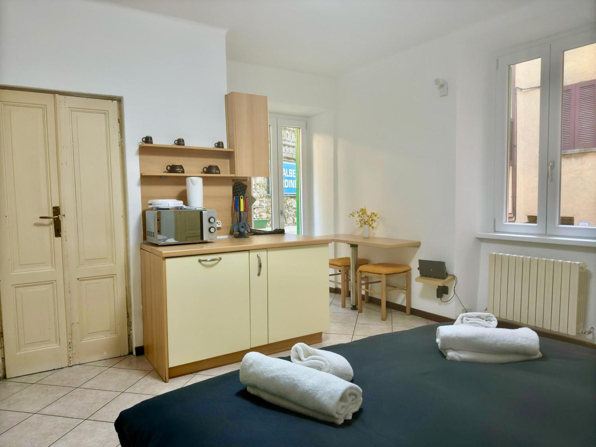 Roncati 7 Center Town Studio Apartments Беладжо Екстериор снимка