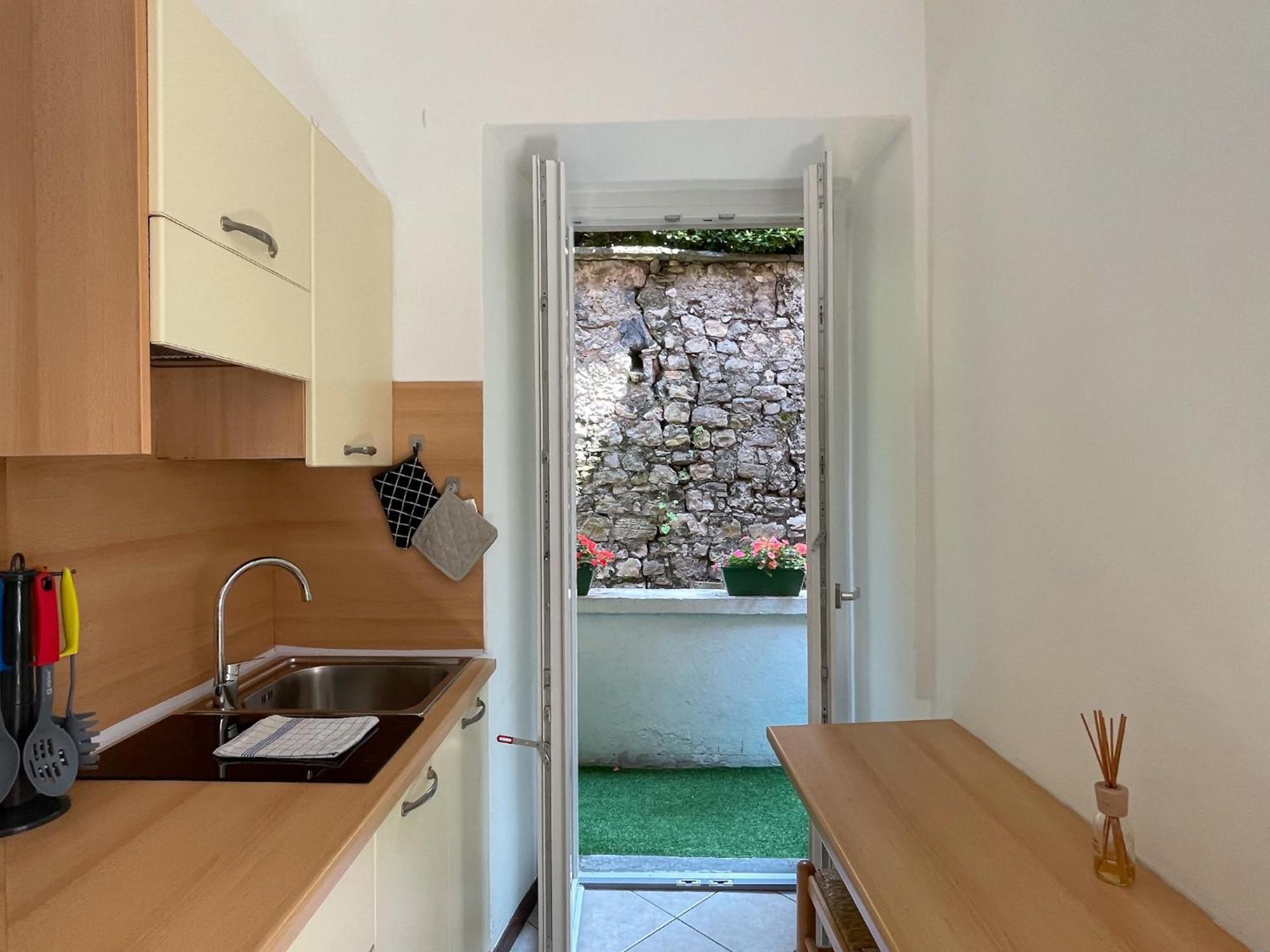 Roncati 7 Center Town Studio Apartments Беладжо Екстериор снимка